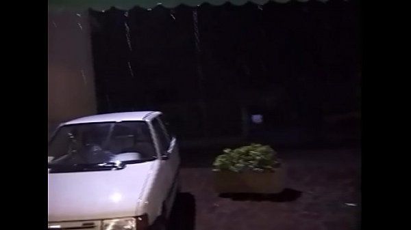 Una troia bionda fa pompini a tutti per strada