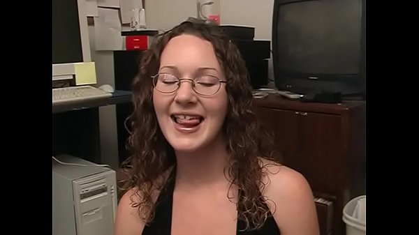 Stagista fa un pompino al collega alla scrivania