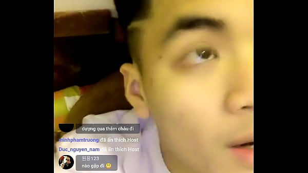 Ragazzo domestico accarezza un cazzo di 18 cm e vede la faccia bluastra