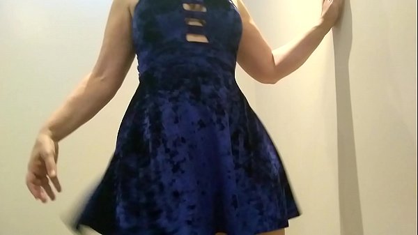 Sensual Dan&ccedil_a in a blue dress