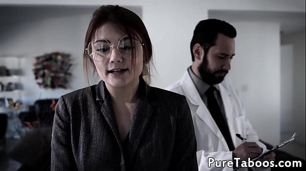 Naughty spritzt Teenie-Babe einen Schwanz ein