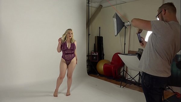 Il servizio fotografico di Jade Samantha è andato storto e imbavagliato