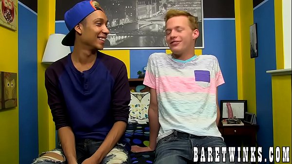 Ragazzi magri si spaccano i culi e si scaricano le palle a letto