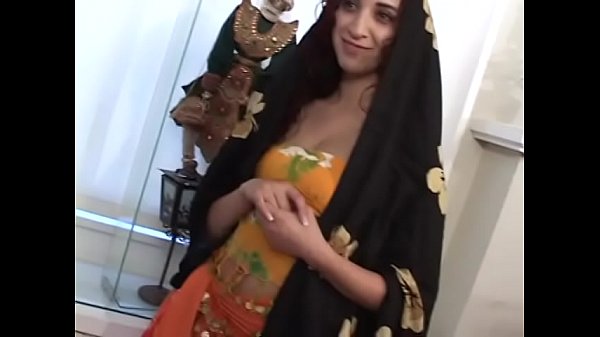 टैटू वाली लड़की दूसरे लड़के की छड़ी को चूसते हुए सख्त लंड के ऊपर चढ़ जाती है