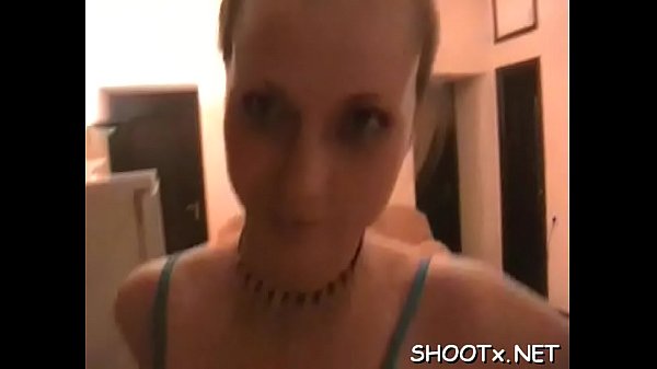 Piacere orale sciatto e una scopata perfetta da parte di un'adolescente formosa