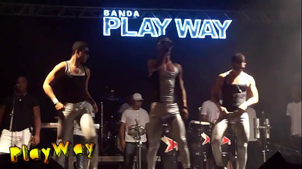 Dan&ccedil_arino Dotado com roupa sexy em show