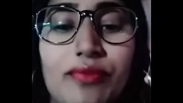 Swathi naidu disfrutando de la crema en un paseo en bicicleta con su novio