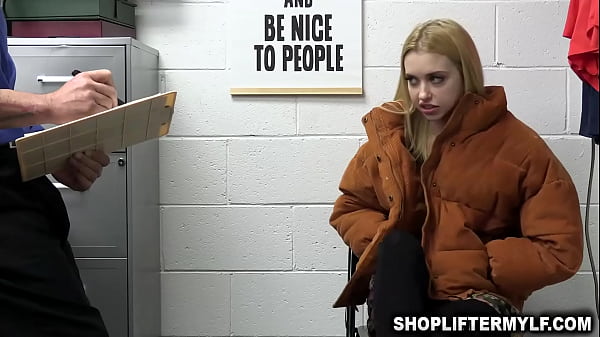 Stiefmutter Aaliyah Love rettet ihre Tochter Chloe Cherry vor einem Ladendiebstahl und schließt mit dem Beamten einen Deal ab, um Strafen zu vermeiden