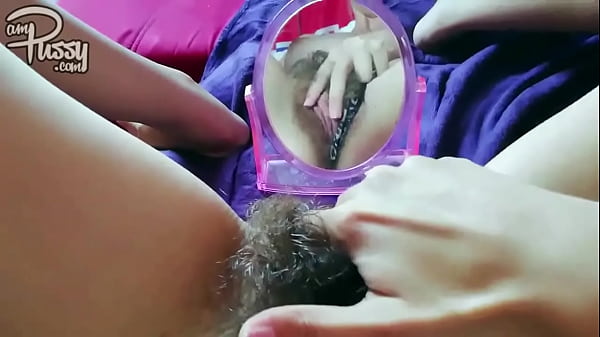 Schönes Teenie-Mädchen tritt im Amateurbereich auf