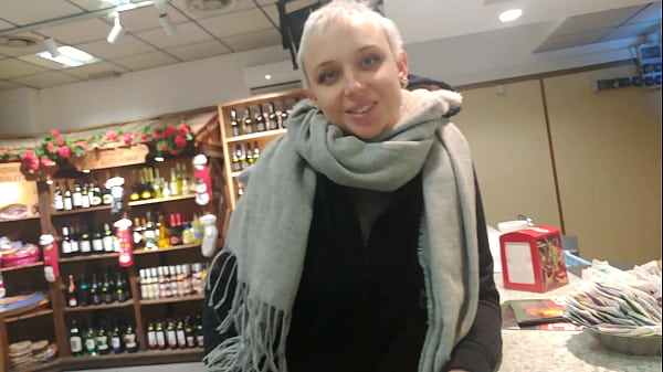 Er wird im Auto geil und versucht, mir auf einer Raststätte einen runterzuholen und meinen Schwanz zu lutschen, Teil 1