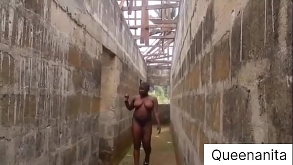 वो अधूरी बिल्डिंग जिसमें लड़कियाँ नग्न होकर रह रही हैं और किसी को भी चोद रही हैं, जो स्थानीय झाड़ियों में गुजरती है