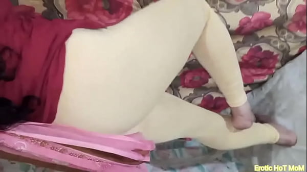 La mia ragazza balla sempre nel nostro dormitorio, facendomi sorridere nel frattempo