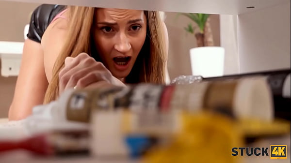 ATASCADO 4K. Tío travieso se aprovecha de la situación pegajosa de sus bellezas