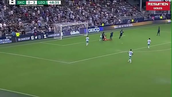 La piccola gringa viene scopata dalle pance verdi