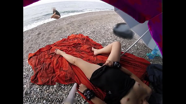 Faccio vedere la mia figa davanti a un ragazzo giovane in una spiaggia pubblica e lui mi aiuta a squirtare - è molto rischioso - MissCreamy