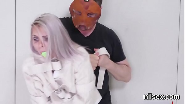 Die sexy Süße wurde zur schmerzhaften Behandlung in die Analklinik gebracht