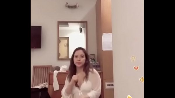 Bigo Mädchen mit großen Titten, schön