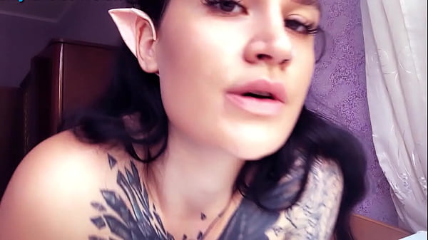 El señor supremo ordenó al elfo que aprendiera la habilidad del sexo oral.