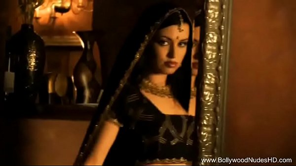 La belle séductrice brune étonne