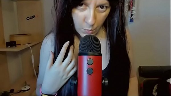 Dammi il tuo cazzo in bocca! Giochi e suoni con la saliva e la bocca in Asmr con Blue Yeti