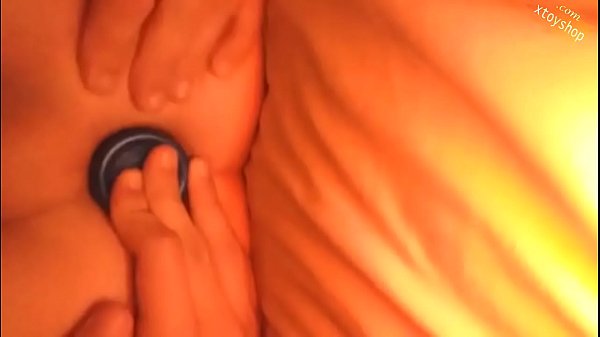 Hot Sissy infila un intero flacone di crema solare nel culo