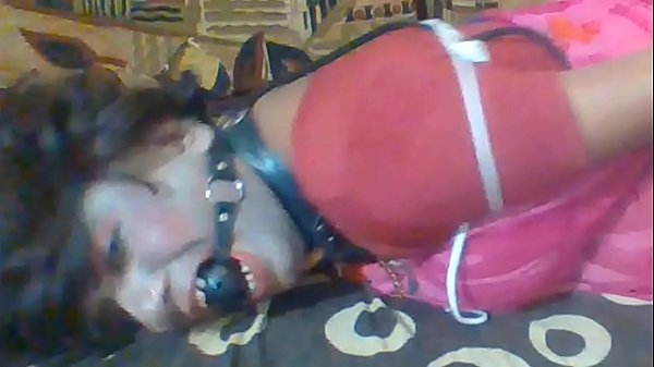 Puta dolorosamente atada que lucha por escapar