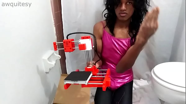 Simpatica TS Femboy Crossdresser Trap Unboxing Stampante 3D in leggings body! Nerd Tgirl Lycra Spandex Tech Geek