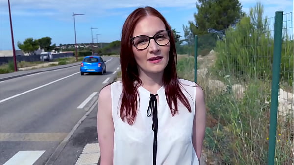 Una teenager amatoriale si diverte - giocosamente