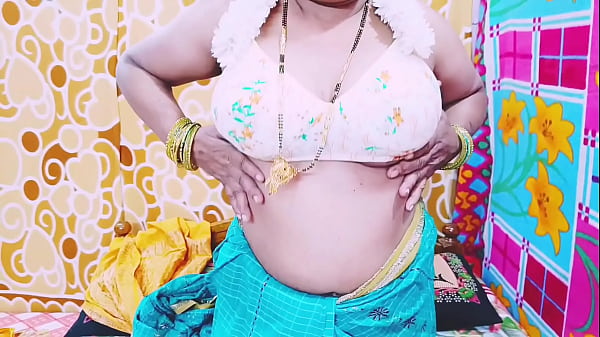 Desi bhabhi mostrando tetas, digitación de coño. Telugu habla sucio.