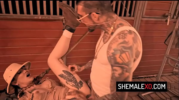 La nena trans Lena Moon anal abierta después de un viaje de safari