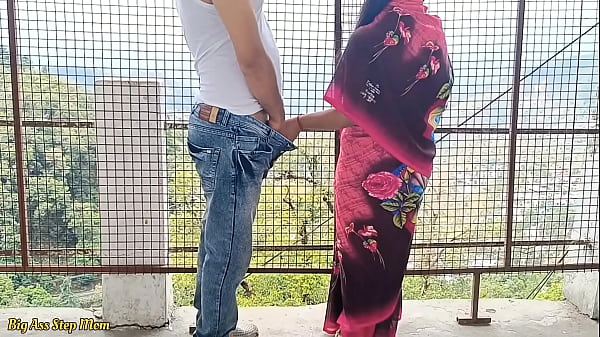 Il sesso delle coppie indiane più hot all'aperto - Sesso in un luogo pubblico all'aperto - Video di sesso lungo il fiume in hindi