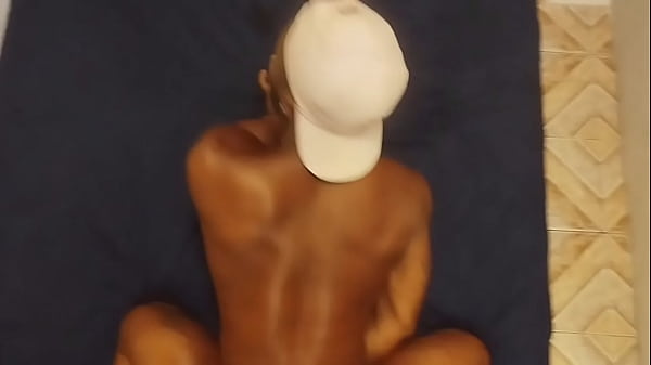 Dopo il calcio teso ho colpito il difensore e lui ha miagolato come una puttanella (Anteprima)