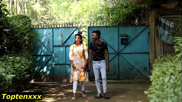 Chica adolescente sexy se desnuda en bi_sexual