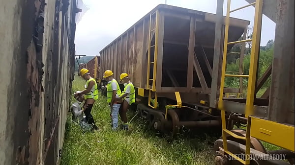 LOS TRABAJADORES SE PONIERON DUROS HOY EN EL TRABAJO, LLAMARON A SU AMIGO A LA ORGIA A LA HORA DEL ALMUERZO Y EL POSTRE ESTABA CON MUCHA LECHE EN EL CULO Y EN MEDIO DE LAS VÍAS DEL TREN Y LOS VAGONES Parte I (TEASER)