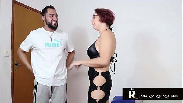 Der begabte Mann hat den Arsch der Rothaarigen ohne Schmerzen gefickt. - Der begabte Mann hat den Arsch der Rothaarigen gnadenlos gefickt