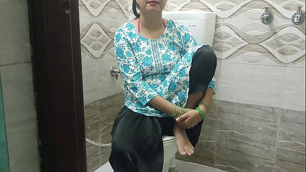 Schöne Stiefmutter wird von frechem Stiefsohn im Dirty Talk gefickt