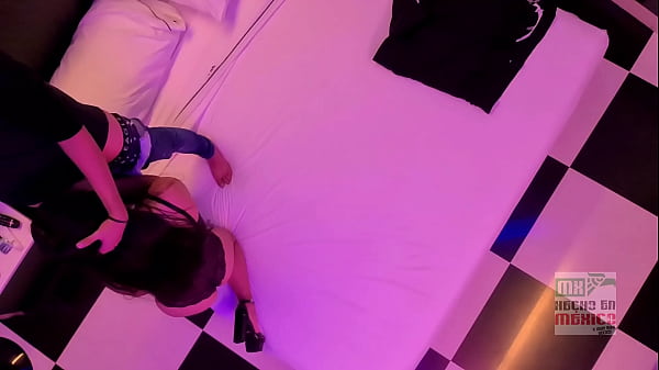 Mexicana casada liberal follando frente a su marido y cumpliendole su fantasia de ser actriz porn POV techo 1