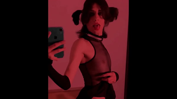 Una troia gotica ama rompersi la fica con grossi oggetti