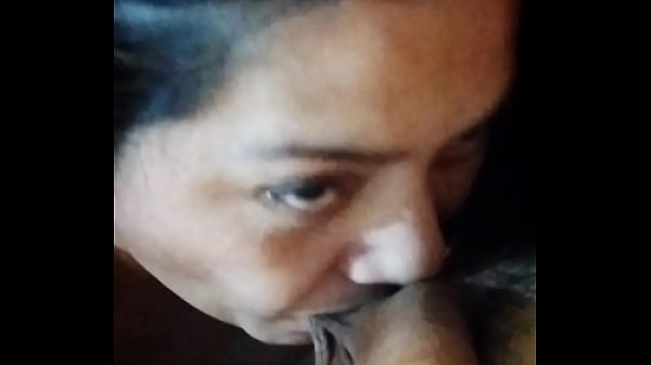 Una giocosa ragazza teenager stuzzica in modo sexy