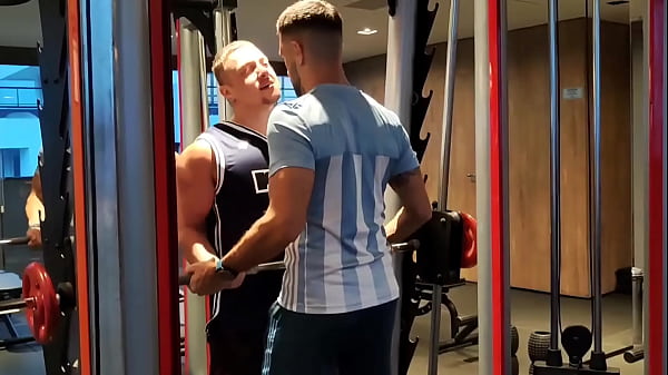 FOLLADA CON VECINO Me pidi&oacute_ ayuda en el gym y yo le ped&iacute_ la leche!!!