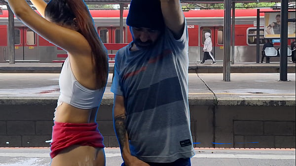 Casal faz sexo no terminal de trem em p&uacute_blico!