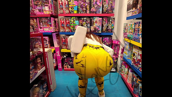 Puedes ver mi tanga en mis leggings amarillos.