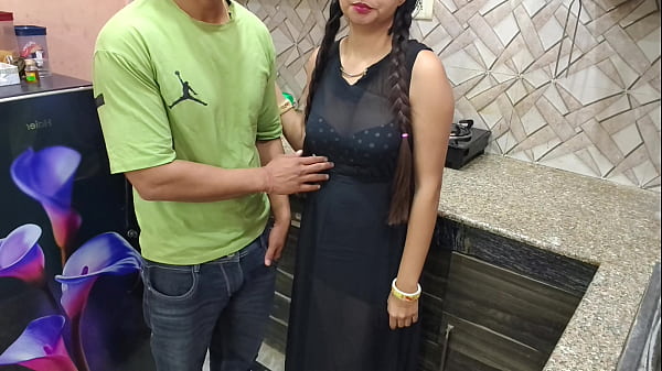 India Desi Bhabhi follada duro por su Devar en la cocina Hindi