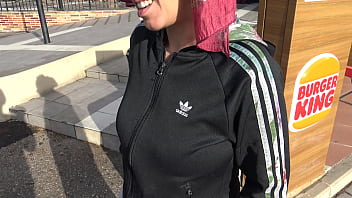 一个饥饿的土耳其女人并不害怕用性来换取汉堡！