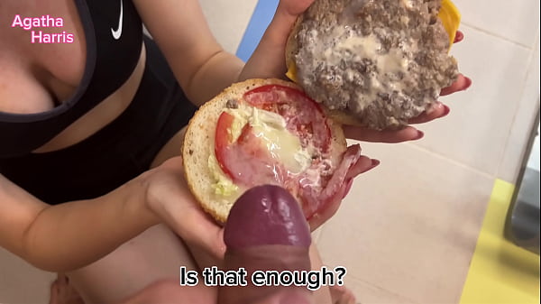 他进来的是一个汉堡，我喂了一位同事