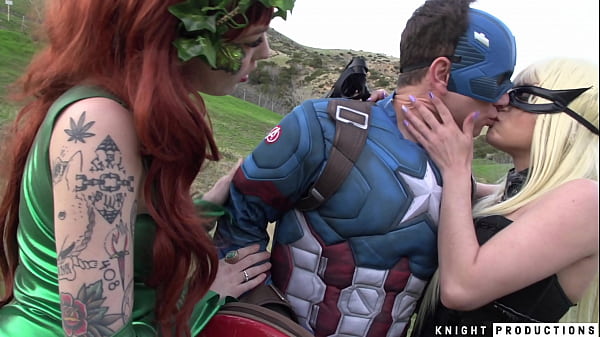 Capitan America, Catwoman, Poison Ivy e Amazon Woman fanno una gangbang al contrario