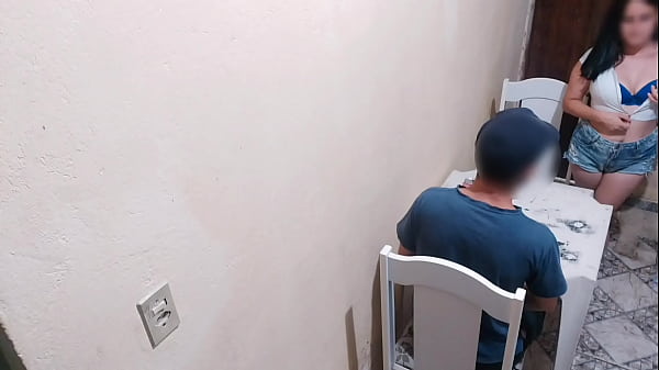 jovens pararam no meu bar por causa da chuva, e a menina queria fazer sexo