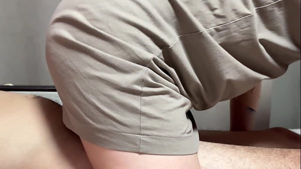 Di notte, la mia matrigna incinta si annoia senza suo marito e non chiede il permesso di cavalcare il mio cazzo