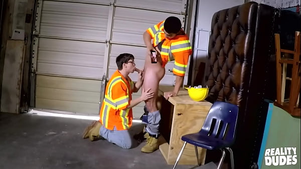 Axel Kane y Will Braun están en un descanso para almorzar en el trabajo y tienen la necesidad de explorar su lado travieso - REALITY DUDES