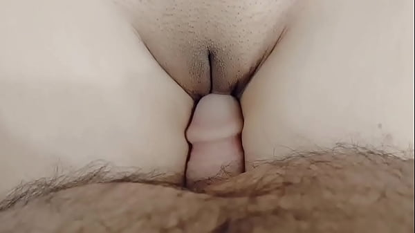 Desi padrastro tratando de entrar en el dulce y apretado coño virgen de su hijastra